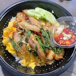 ข้าวไข่ข้นกระเพราคอหมูย่าง