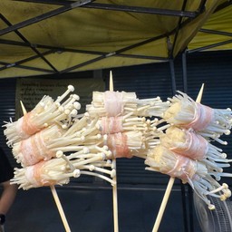 สามชั้นพันเห็ดเข็มทอง