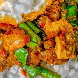 ผัดพริกแกง ราดข้าว