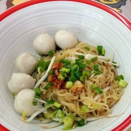 ก๋วยเตี๋ยวลูกชิ้นหมูเเชมป์(แห้ง)