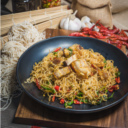 กะเพราเส้นบะหมี่-หมูกรอบ