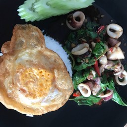 ข้าวกระเพราปลาหมึก