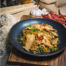 กะเพราเส้นบะหมี่-หมูสามชั้น