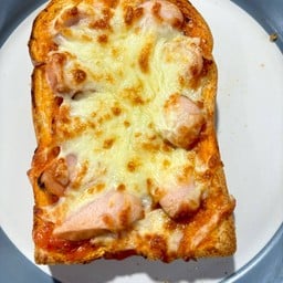 ปังพิซซ่าหน้าไส้กรอกชีส - Cheesy Sausage Pizza Toast
