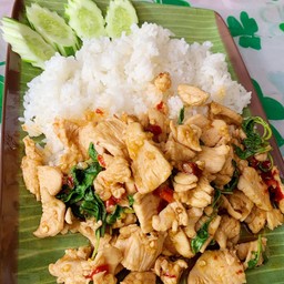 ข้าวกะเพราไก่ชิ้นราดข้าว