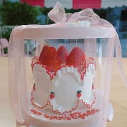 2.เค้กสตอเบอรี่8cm จัดใส่กล่องใสน่ารักมากๆค่ะ(1 เสริฟ)