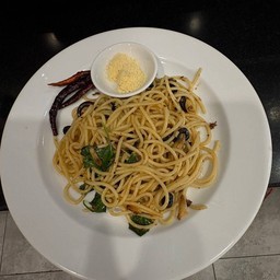 สปาเก็ตตี้ผัดแฮงโชวี Spaghetti with Garlic and Anchovies