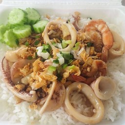 กุ้งหมึกทอดกระเทียม