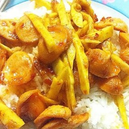 ข้าวหน้าไส้กรอกผัดพริกแกงใต้ใส่หน่อไม้