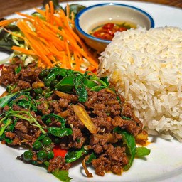 ผัดเผ็ดหมูสับแบบบ้านๆราดข้าว