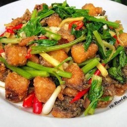 ปลานิลผัดขึ้นฉ่ายเป็นกับข้าว