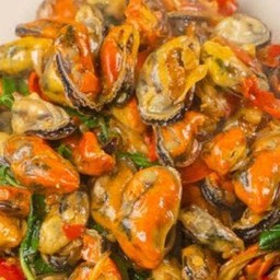 ข้าวกระเพราหอยแมลงภู่หน่อไม้