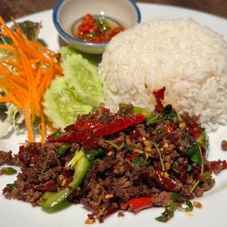 ผัดกระเพราหมูสับพริกแห้งราดข้าว