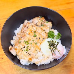 ข้าวหน้าหมูสันนอกย่าง