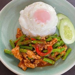 ผัดพริกแกงหมูไข่ดาว