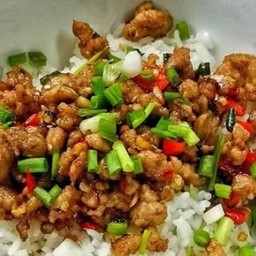 ข้าวหมูสับคั่วพริกเกลือ