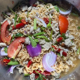 ยำมาม่าหมูสับ