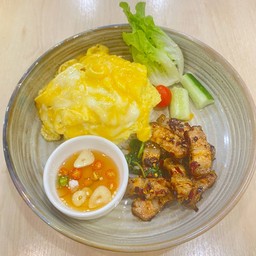 ข้าวหมูสามชั้นผัดซอสกะเพรา