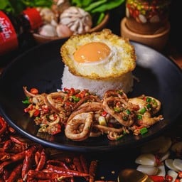 ปลาหมึกคั่วพริกเกลือ -ราคาไม่รวมไข่ดาว