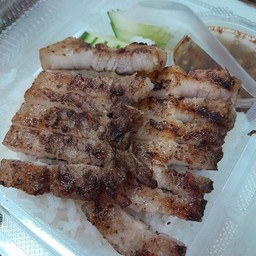 ข้าวหน้าสามชั้นย่างพริกไทยดำ