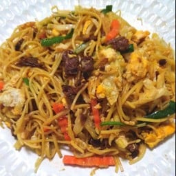ผัดหมี่ฮ่องกงหอยลายซอสเผ็ด พิเศษใส่ไข่