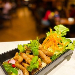 ยำคอหมูทอด