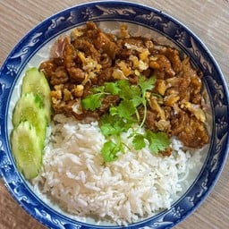เนื้อกระเทียมราดข้าว