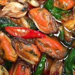 ข้าวผัดพริกแกงหอยแมลงภู่หน่อไม้