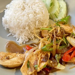 ข้าวราดไก่ผัดขิง