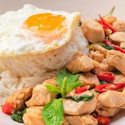 กระเพราไก่ไข่ดาว