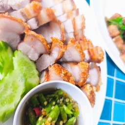 หมูกรอบซี่ฟู้ดกับข้าว