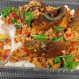 กระเพราไข่เยียวม้า