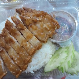 ข้าวหน้าสามชั้นทอดน้ำปลา