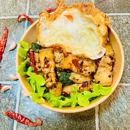 กระเพราหมูสามชั้นพริกแห้ง