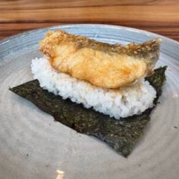 ข้าวปั้นปลากระพง (Hand Roll Seabass)
