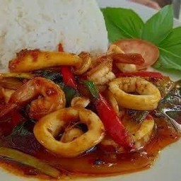ข้าวผัดพริกเผาปลาหมึก
