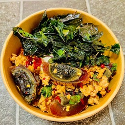 กระเพราหมูสับไข่เยี่ยวม้ากระเพรากรอบ