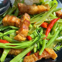 ข้าวผักบุ้งผัดหมูกรอบ