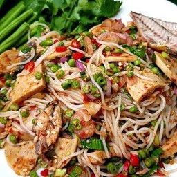ยำขนมจีนปลาทู หมูยอ ปลาร้าเเซ่บนัว