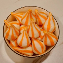 เปาทูโทนไส้ไข่กุ้ง Two-tone with shrimp roe filling