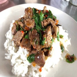 กระเพราเนื้อราดข้าว