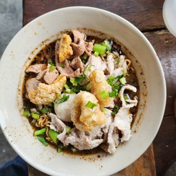 ก๋วยเตี๋ยวเรือรุ่งเรือง คั่วเข้ม  ทีเด็ด