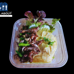 ข้าวหน้าไข่ข้น หมูทอดกระเทียม พริกขี้หนูสวน