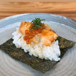 ข้าวปั้นแซลม่อนไข่ปลา (Hand Roll Salmon & Ikura)