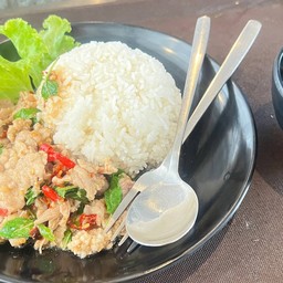 ข้าวราดกะเพราหมูนุ่ม