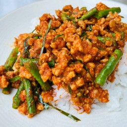 ข้าวหมูสับพริกแกงถั่วฝักยาว