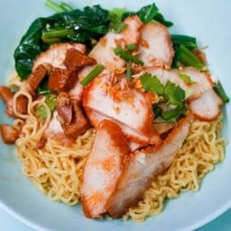 ชายสี่บะหมี่เกี้ยว ข้าวหมูแดง ข้าวหมูกรอบ เย็นตาโฟ ต้มยำ เล็งแซบ เซเว่นหน้าหมู่บ้านนันทนา