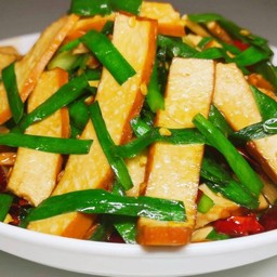 韭菜炒豆干 เต้าหู้แผ่นผัดกุ้ยช่าย