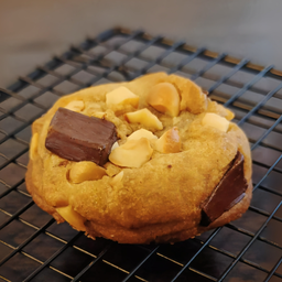 Maccadamia Dark Chocolate Cookie