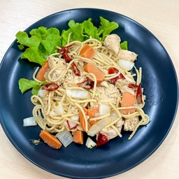 สปาเก็ตตี้ อกไก่ ไส้กรอก ผัดพริกแห้ง (สูตรคลีน)